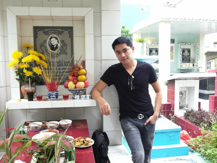 Diễn viên trẻ Minh Luân bên mộ Lê Công Tuấn Anh. Diễn viên trẻ Minh Luân bên mộ Lê Công Tuấn Anh.