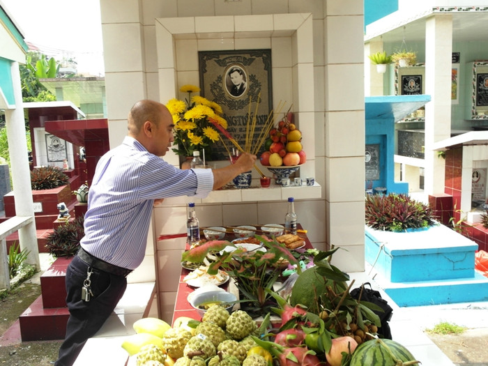 Anh Tô Bửu Trung, người không tham gia nghệ thuật, nhưng rất thân thiết với diễn viên Lê Công Tuấn Anh trong những ngày anh còn sống, cũng đến thắp hương cho bạn. Anh Tô Bửu Trung, người không tham gia nghệ thuật, nhưng rất thân thiết với diễn viên Lê Công Tuấn Anh trong những ngày anh còn sống, cũng đến thắp hương cho bạn.