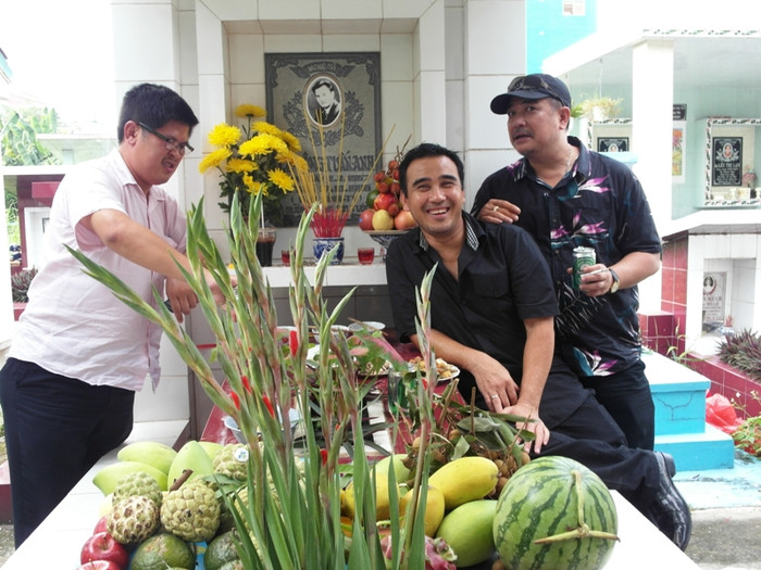 Ba diễn viên này mang đến cho Lê Công Tuấn Anh những món ăn mà lúc còn sống anh rất thích. Ba diễn viên này mang đến cho Lê Công Tuấn Anh những món ăn mà lúc còn sống anh rất thích.
