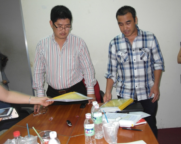 Quyền Linh đã mang hết Hồ sơ thẩm định đất đai có trị giá cả nghìn tỷ đồng cho báo giới xem. Quyền Linh đã mang hết Hồ sơ thẩm định đất đai có trị giá cả nghìn tỷ đồng cho báo giới xem.