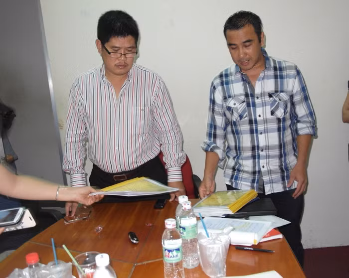 Quyền Linh đã mang hết Hồ sơ thẩm định đất đai có trị giá cả nghìn tỷ đồng cho báo giới xem.