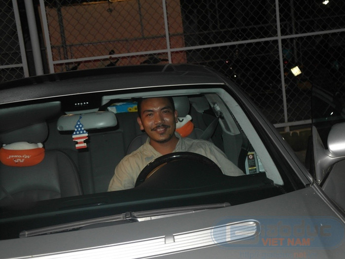 "Lúc nãy tôi đi taxi đến đây. Bây giờ về bằng Mercedes của mình, thật vui!" - Chung Minh xúc động. "Lúc nãy tôi đi taxi đến đây. Bây giờ về bằng Mercedes của mình, thật vui!" - Chung Minh xúc động.