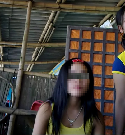 Sau khi đi tiếp khách về, Hoa ngồi một chỗ. (ảnh: PL&XH).