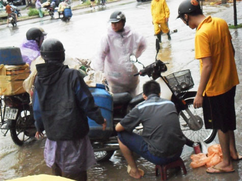 Những tay thợ sửa xe tháo bu-gi và lau khô là xe lại nổ được máy.