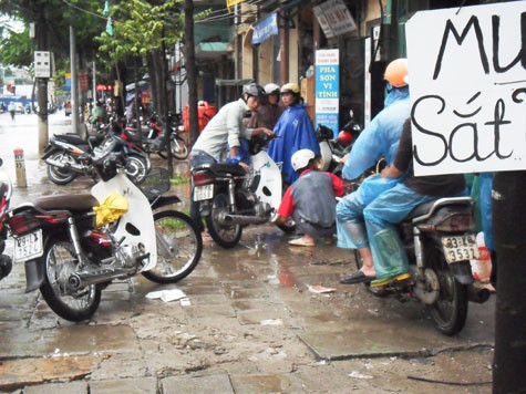 Và hiệu sửa xe cũng rất đông khách đến sửa xe bị chết máy.