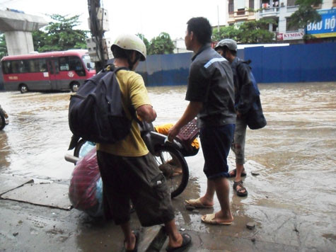 Đang thu tiền của khách hàng.