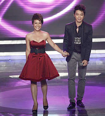 Kiểu váy cúp ngực và xòe ở chân khiến nữ ca sỹ này thật trẻ trung, xinh đẹp khi đứng cạnh Lân Nhã.