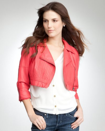 Áo da ngắn đến chân ngực và lửng tay tạo vẻ mới mẻ, trẻ trung cho người mặc.