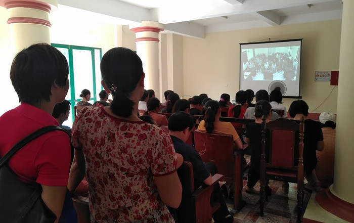 Nhiều người tham dự phiên tòa. Nhiều người tham dự phiên tòa.