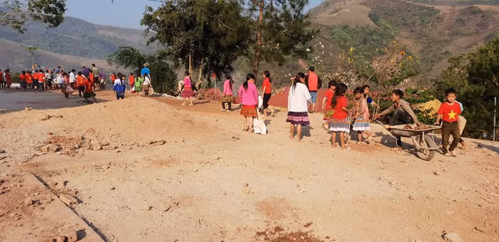 Sau giờ học tập là niềm vui lao động.