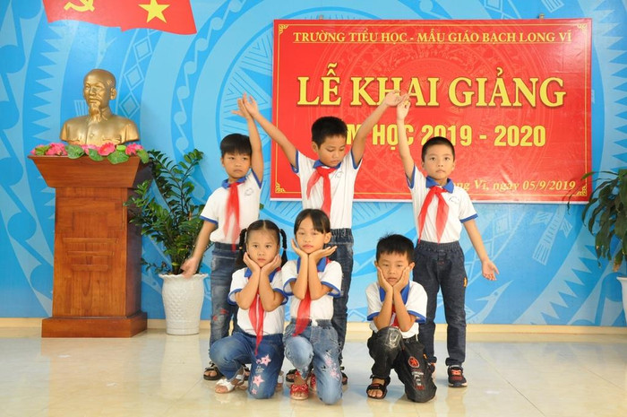 Những đội viên khăn quàng đỏ giữa biển khơi Những đội viên khăn quàng đỏ giữa biển khơi
