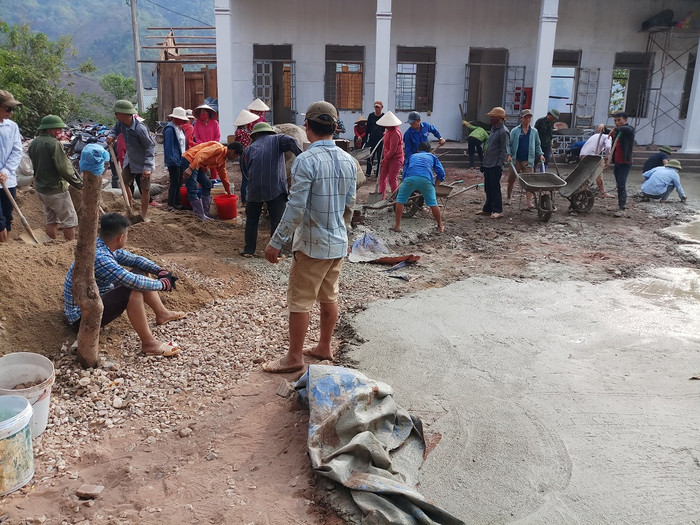 Trường học biến thành công trường, các cô giáo, thầy giáo không chỉ quen cầm phấn nữa mà là tay xe dùa, tay bay, tay thước