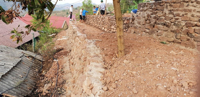 Sau giờ làm thầy giáo trên lớp là... thợ kè đá.