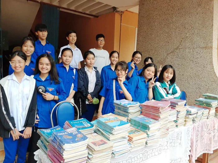 Những bộ sách cũ được các đoàn viên giữ gìn cẩn thận trong suốt một năm học. Những bộ sách cũ được các đoàn viên giữ gìn cẩn thận trong suốt một năm học.