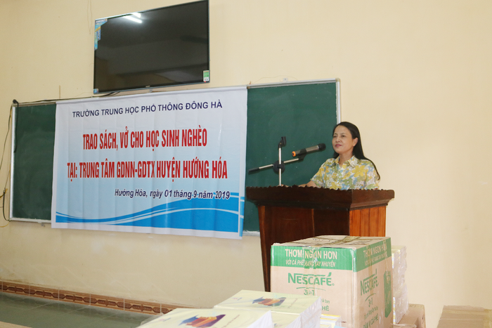 Cô giáo Trần Thị Cam, Hiệu trưởng trường Trung học phổ thông Đông Hà phát biểu tại buổi trao tặng. Cô giáo Trần Thị Cam, Hiệu trưởng trường Trung học phổ thông Đông Hà phát biểu tại buổi trao tặng.