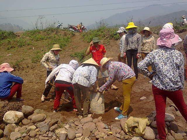 Tiếng hò, tiếng hát quên đi mệt nhọc của những ngày lao động xây trường cho em