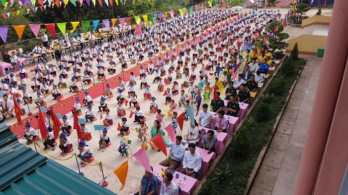 Lễ khai giảng trang nghiêm, ngay ngắn trong ngôi trường mới.