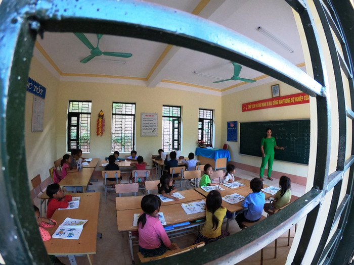 Gần 20 năm, biết bao nhiêu thế hệ học trò đã được cô Huệ dìu dắt những con chữ đầu đời. (Ảnh: LC) Gần 20 năm, biết bao nhiêu thế hệ học trò đã được cô Huệ dìu dắt những con chữ đầu đời. (Ảnh: LC)