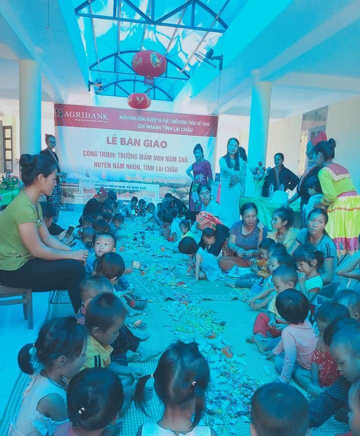 Niềm vui nho nhỏ của các con khi ngày khai giảng được... ăn kẹo Niềm vui nho nhỏ của các con khi ngày khai giảng được... ăn kẹo