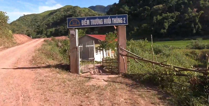 Điểm trường Huổi Thủng 2 nơi chỉ có 1 mình cô giáo Lò Thị Vuông công tác dạy học. Điểm trường Huổi Thủng 2 nơi chỉ có 1 mình cô giáo Lò Thị Vuông công tác dạy học.