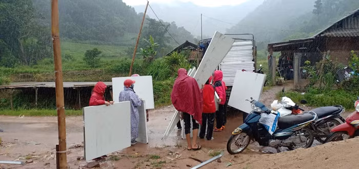 Các cô giáo mầm non vận chuyển vật liệu vào điểm trường