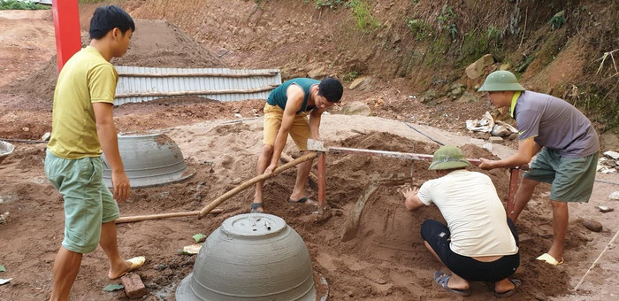 Học cả quay chậu hoa.