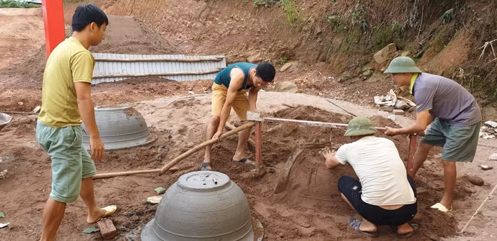 Học cả quay chậu hoa.