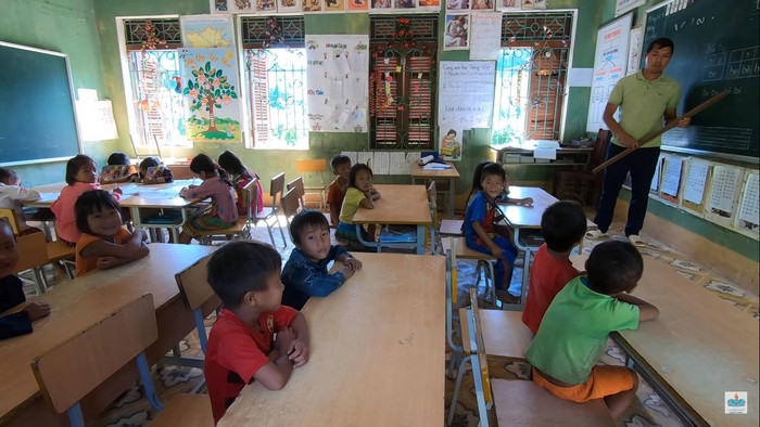Bên trong lớp học của thầy giáo Thào A Sình. (Ảnh: LC)