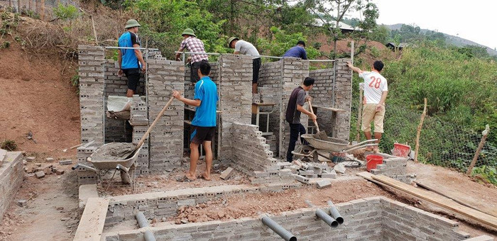 Xây dựng nhà vệ sinh cho các em.