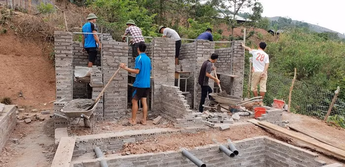 Xây dựng nhà vệ sinh cho các em.