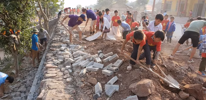 Thầy và trò cùng lao động, xây dựng cơ sở vật chất.
