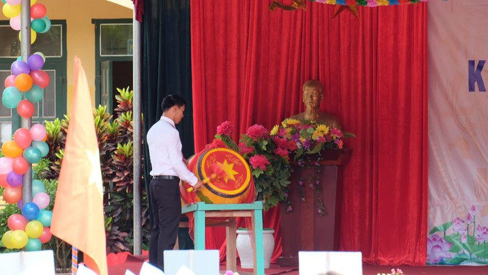 Thầy giáo Nguyễn Văn Quân - Hiệu trưởng nhà trường đánh trống chào mừng năm học mới.