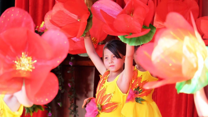 Tiết mục múa hát đặc sắc do các em học sinh biểu diễn.