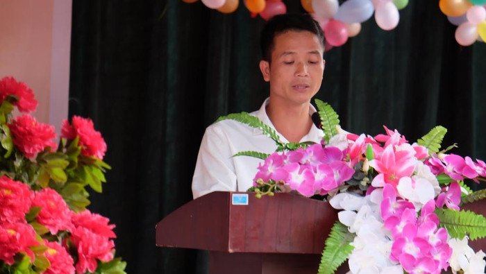 Trưởng phòng Giáo dục và Đào tạo huyện Nậm Pồ phát biểu chúc mừng thầy và trò nhà trường.