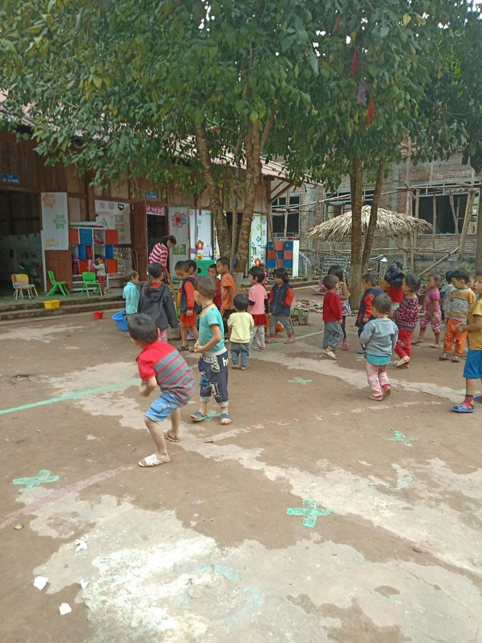 Trước kia, các con phải học trong những nhà ghép gỗ, lớp học chưa bao giờ được kín gió Trước kia, các con phải học trong những nhà ghép gỗ, lớp học chưa bao giờ được kín gió