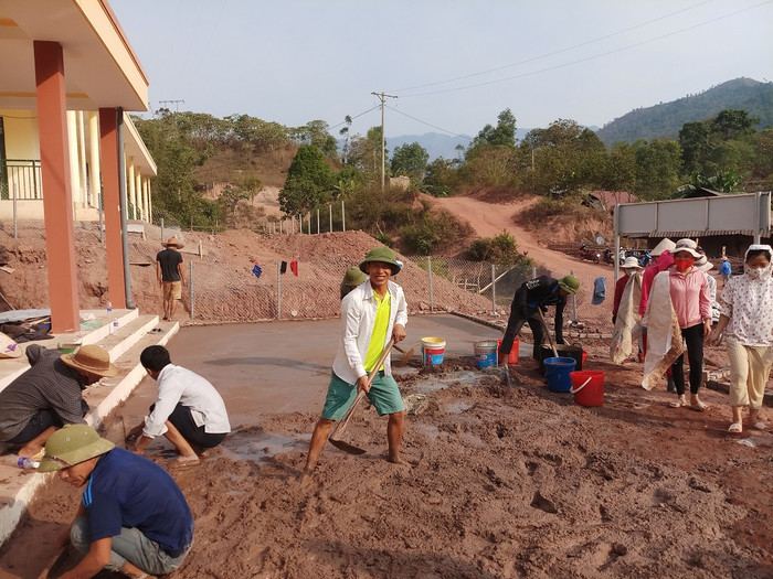 Từ Hiệu trưởng, hiệu phó, ban giám hiệu nhà trường, mỗi người một tay, một chân. (trong ảnh: Hiệu trưởng Nguyễn Văn Quân tham gia lao động, xây dựng điểm trường Na Cô Sa 1)