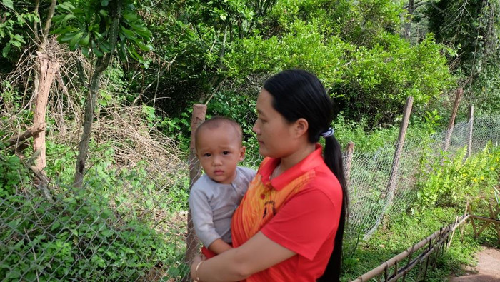 Cậu út bé nhất lớp, hay khóc nên được cô Kía cưng chiều Cậu út bé nhất lớp, hay khóc nên được cô Kía cưng chiều