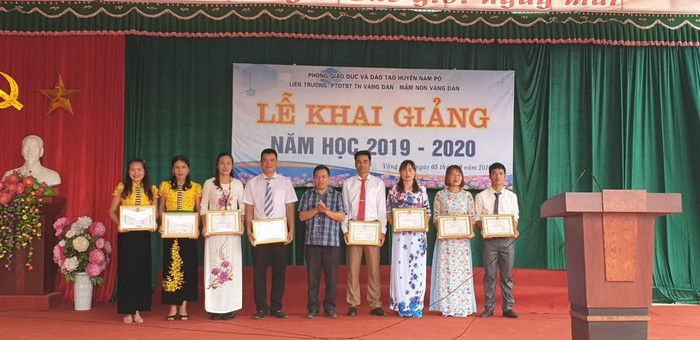 Các thầy cô giáo nhận sự ghi nhận của các cấp cho những nỗ lực vì các em học sinh thân yêu