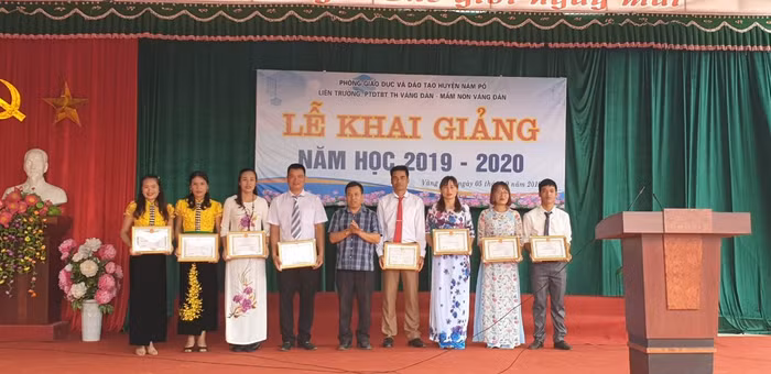 Các thầy cô giáo nhận sự ghi nhận của các cấp cho những nỗ lực vì các em học sinh thân yêu