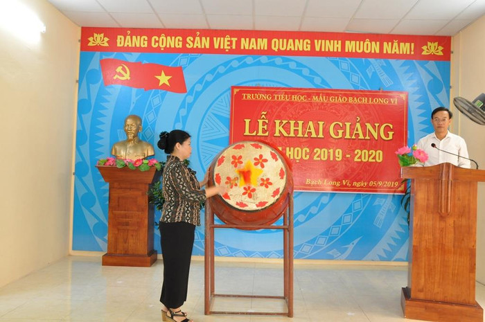 Bà Nguyễn Thị Bích - Phó Bí thư Huyện ủy, Chủ tịch Hội đồng nhân dân huyện Bạch Long Vĩ đánh trống khai trường. Bà Nguyễn Thị Bích - Phó Bí thư Huyện ủy, Chủ tịch Hội đồng nhân dân huyện Bạch Long Vĩ đánh trống khai trường.