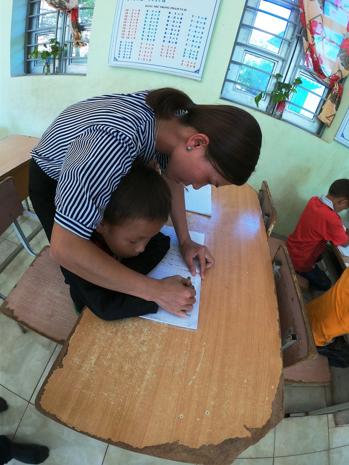 Cô giáo Lò Thị Vuông uốn nắn từng nét chữ cho từng em nhỏ người dân tộc thiểu số. (Ảnh: LC) Cô giáo Lò Thị Vuông uốn nắn từng nét chữ cho từng em nhỏ người dân tộc thiểu số. (Ảnh: LC)
