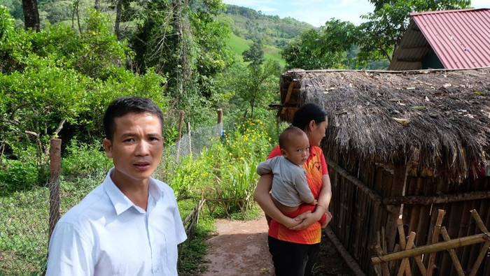 Lớp học vất vả, khiến thầy Trưởng phòng Giáo dục và Đào tạo huyện Nậm Pồ cũng thấy ái ngại Lớp học vất vả, khiến thầy Trưởng phòng Giáo dục và Đào tạo huyện Nậm Pồ cũng thấy ái ngại