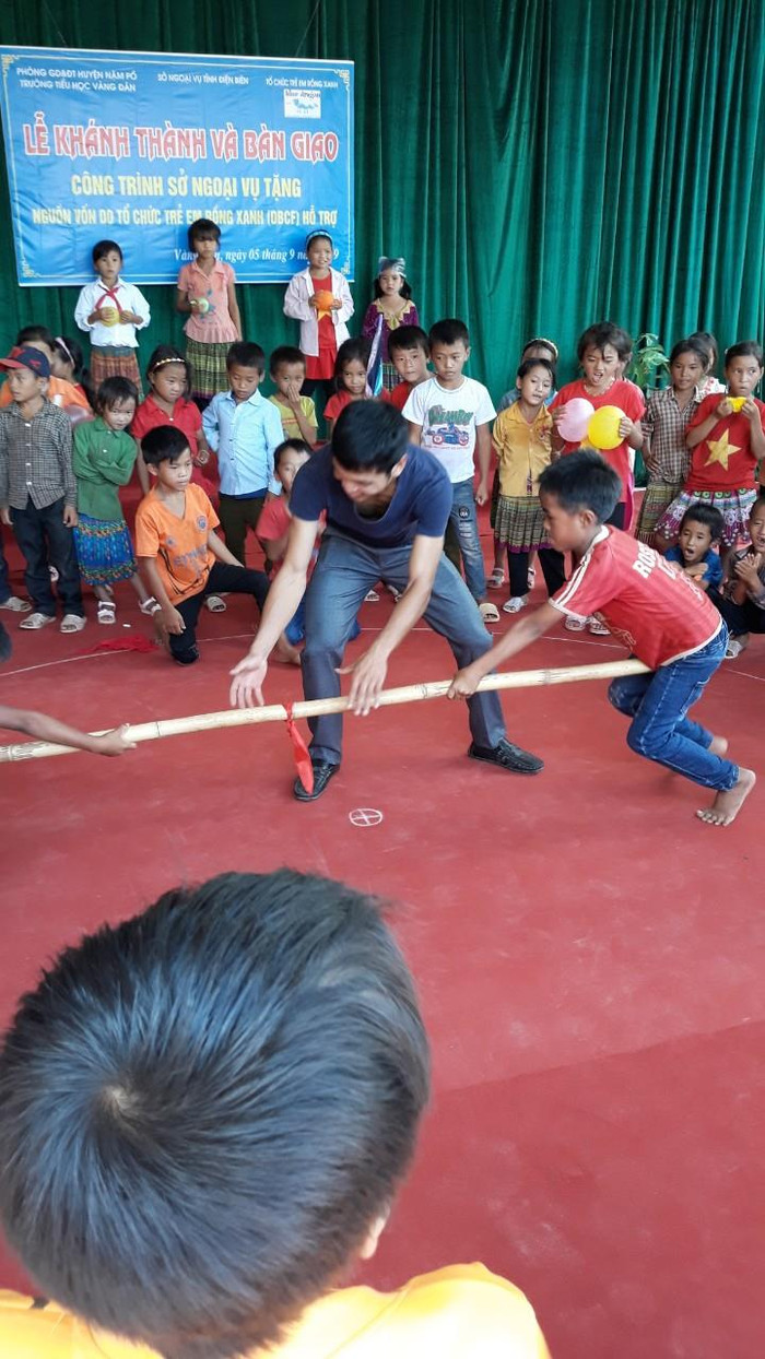 Niềm vui trong ngày khai giảng và bàn giao trường mới.