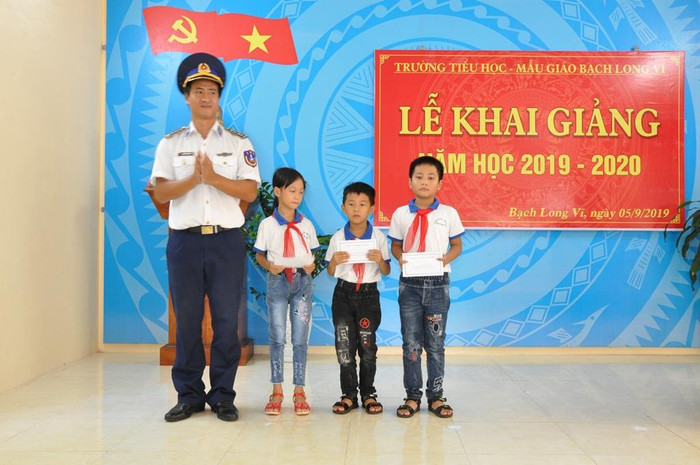 Đại diện Hải đoàn 11 - Vùng Cảnh sát biển 1 tặng quà các em học sinh của huyện đảo Bạch Long Vĩ Đại diện Hải đoàn 11 - Vùng Cảnh sát biển 1 tặng quà các em học sinh của huyện đảo Bạch Long Vĩ