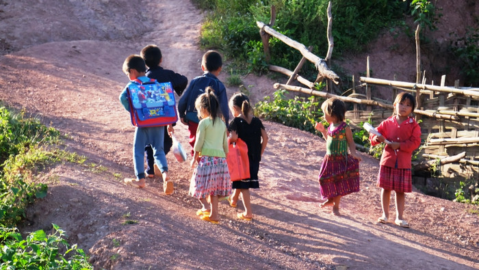 Hết giờ, lũ trẻ về nhà là lúc cô ở lại một mình.... Hết giờ, lũ trẻ về nhà là lúc cô ở lại một mình....