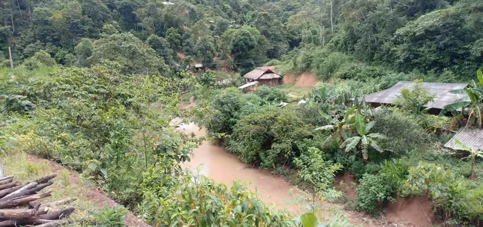 Đường vào giờ chỉ là một con suối đục ngàu