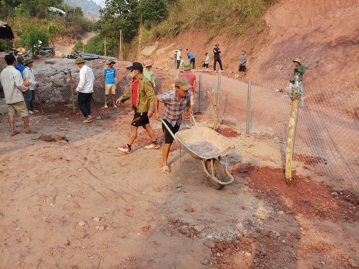Thay vì chờ đợi, các thầy cô giáo đã trực tiếp bắt tay vào, chung sức cùng với nhân dân, các cấp, các ngành để kiến tạo, xây dựng cơ sở vật chất