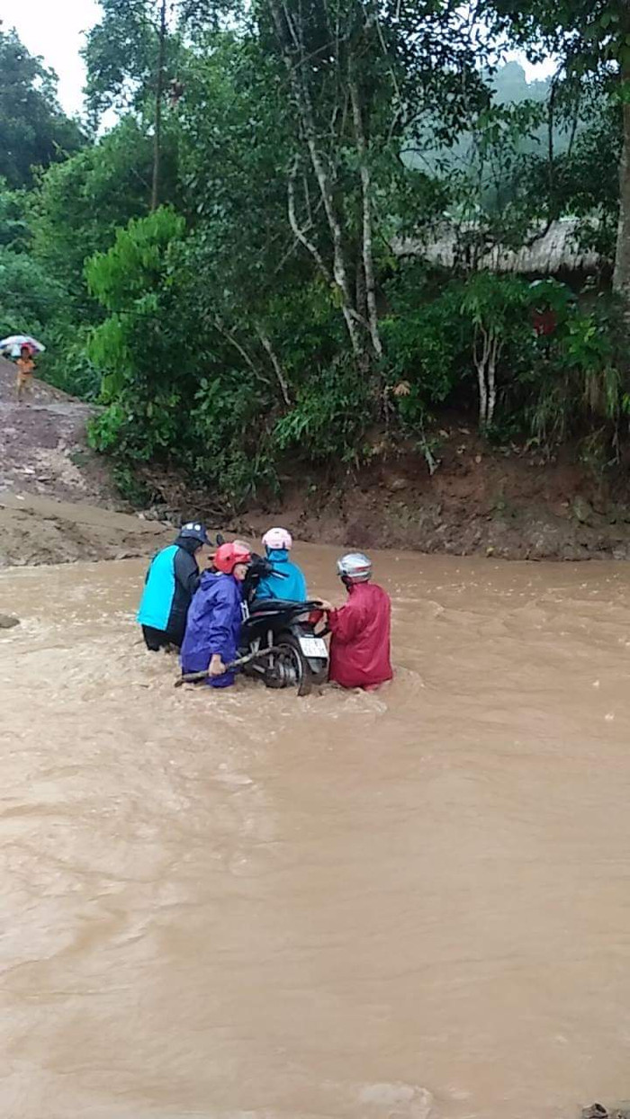 Mưa lỡ cuốn trôi mất cầu, chị em ta lại cùng nhau khênh xe qua suối. Tiếng hò dô khênh xe vang cả một góc rừng.