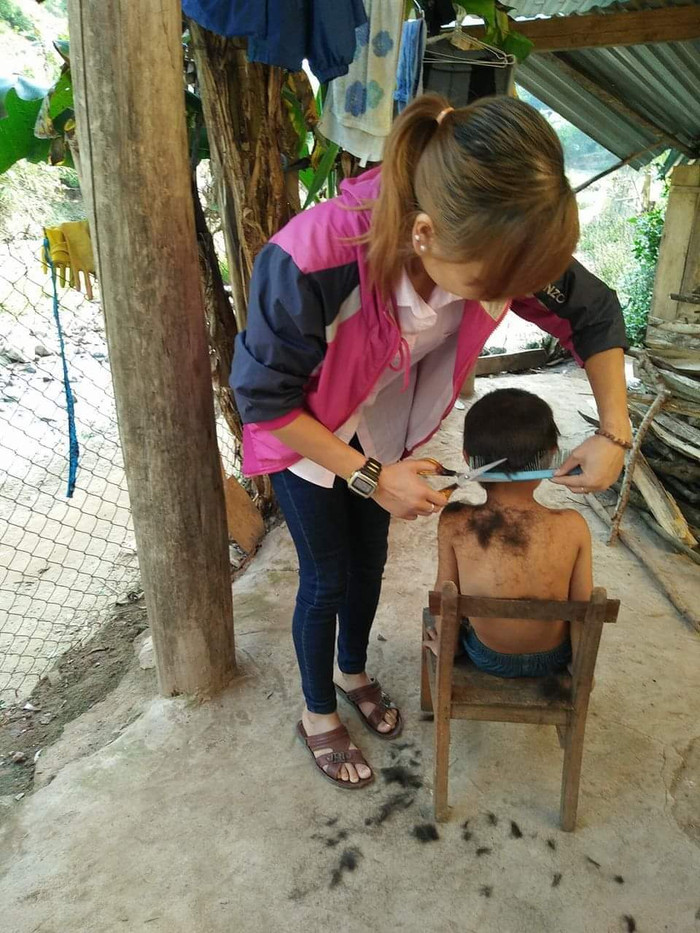 Cô giáo kiêm cả thợ cắt tóc.