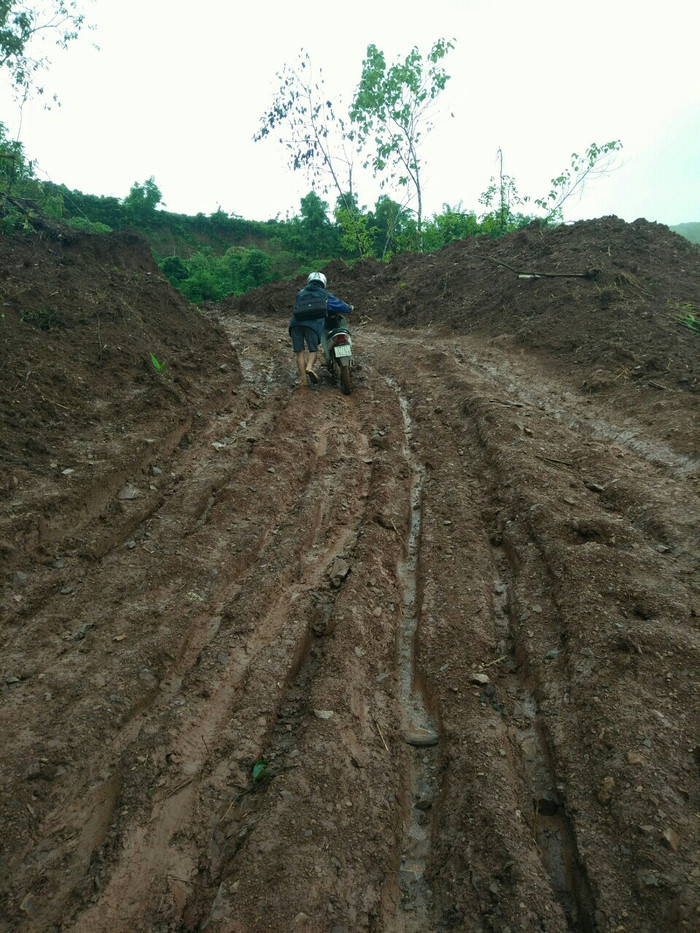 Trời mưa, đường ngày đó là một ác mộng đối với các thầy cô giáo
